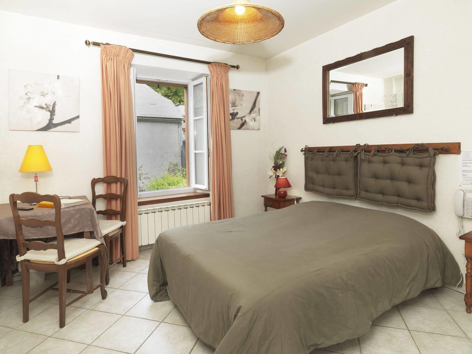Auberge De L'Isard Σαιν-Ντενί Εξωτερικό φωτογραφία